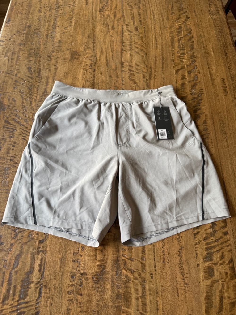 VRST 7” Stealth Shorts Men’s Medium Silver Shadow Athletic Training Lined NWT